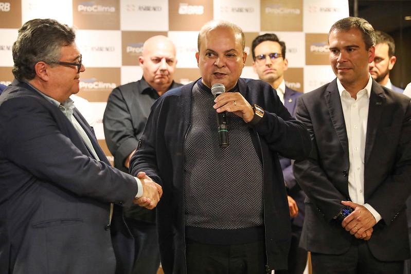 Capa da notícia: Em evento da construção civil, Ibaneis Rocha anuncia que GDF estuda criar tabela própria de preços de obras