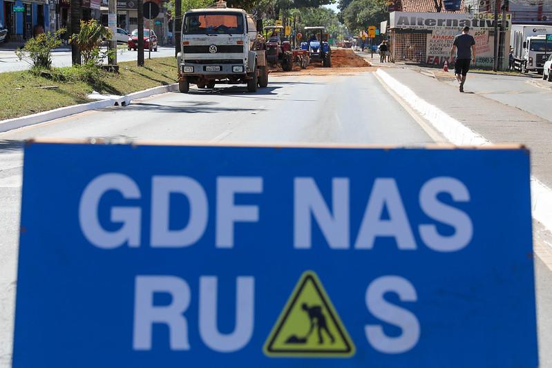 Capa da notícia: Governo inicia troca do asfalto da Rua dos Transportes, principal via da Candangolândia