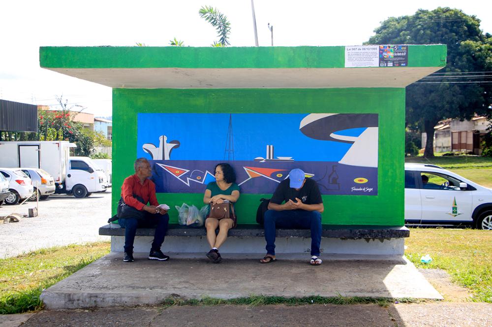 Capa da notícia: Em sua quinta edição, projeto transforma paradas de ônibus de Sobradinho em galerias de arte