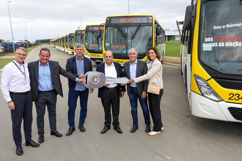 Capa da notícia: Governador visita fábrica e conhece novos ônibus que vão integrar frota do DF