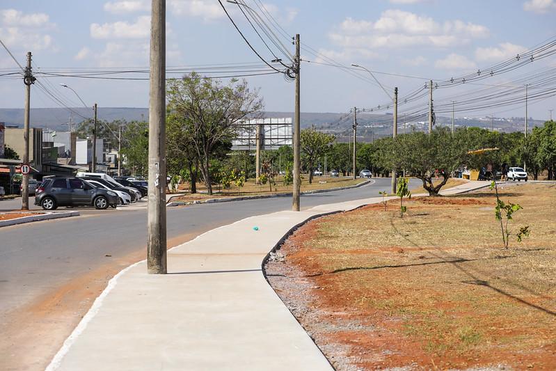Capa da notícia: Setor de Oficinas Norte ganha calçadas, iluminação e mais segurança para pedestres e motoristas
